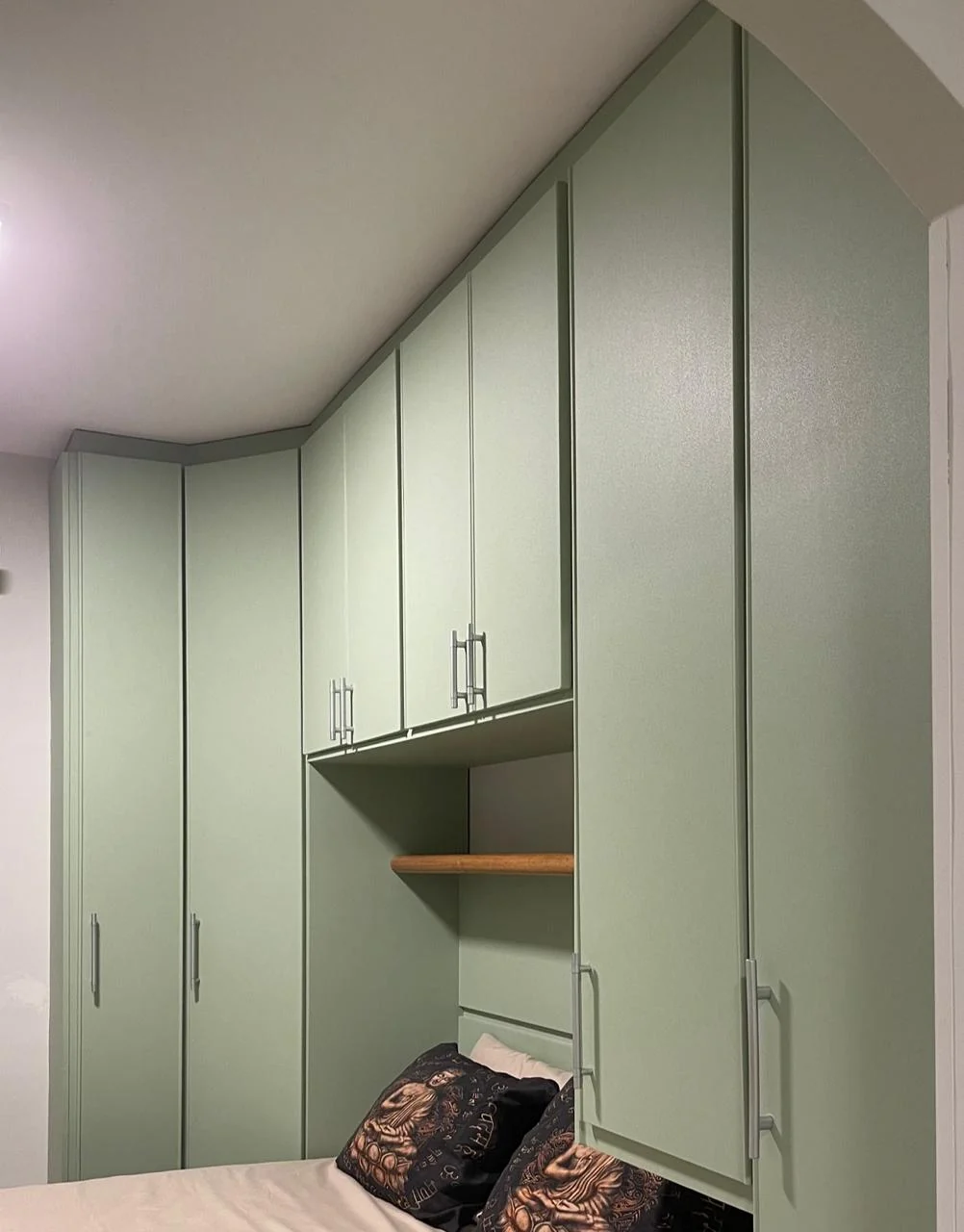 Móveis renovados com acabamento verde