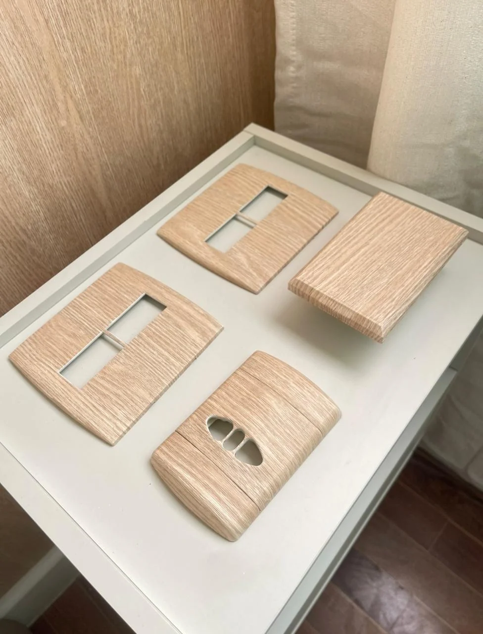 Detalhes e interruptores com acabamento amadeirado