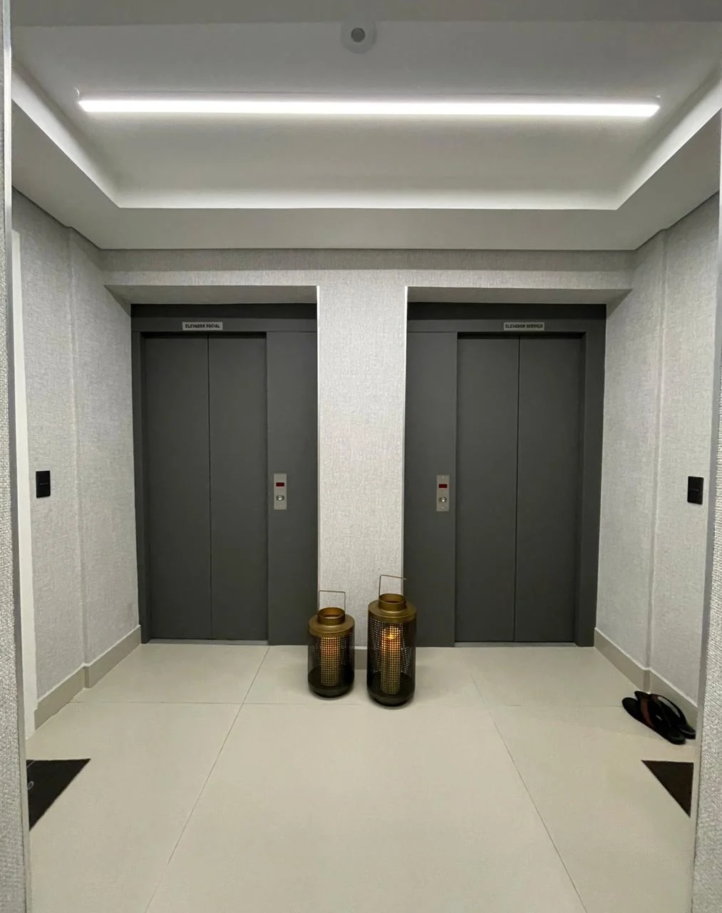 Hall com papel de parede texturizado