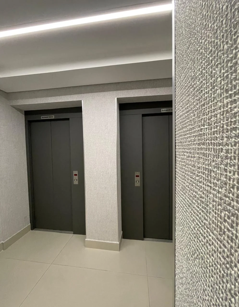 Detalhe de acabamento no hall de elevadores