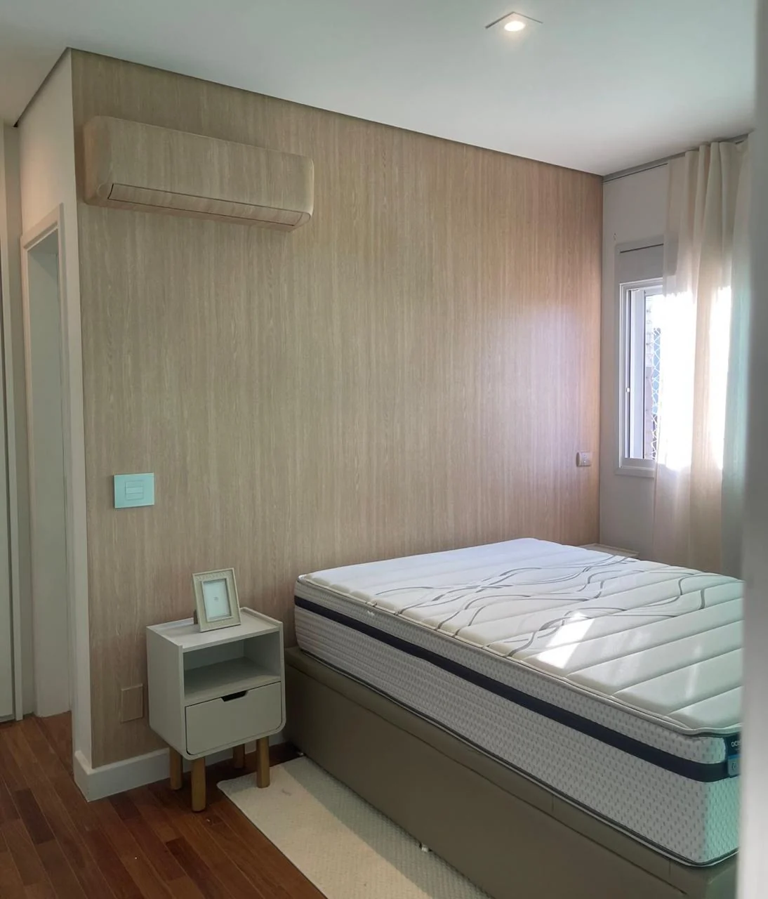 Parede amadeirada em quarto
