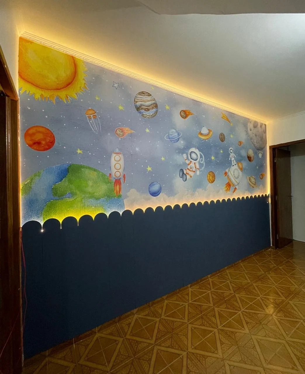 Mural espacial infantil com iluminação