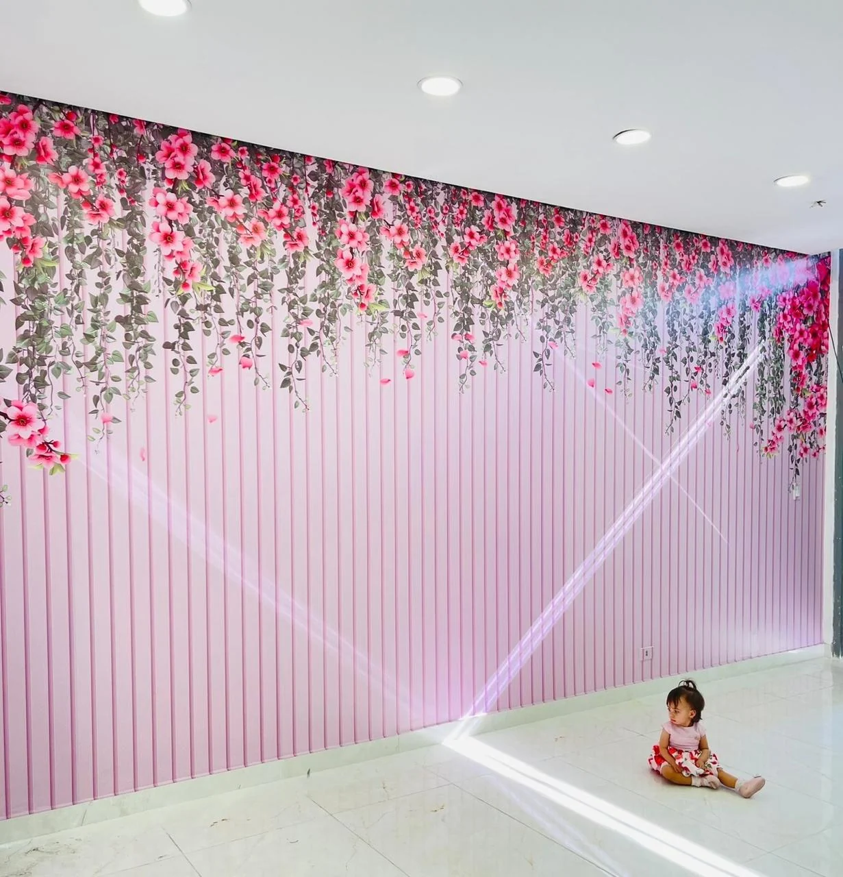 Painel floral em espaço comercial